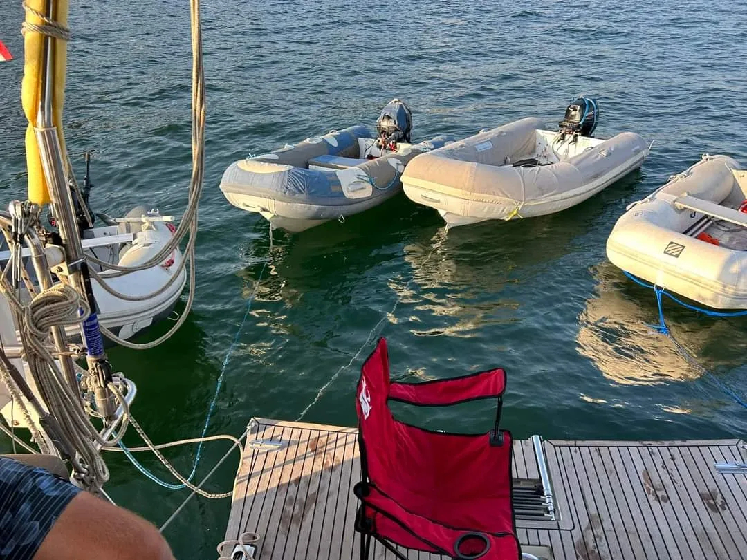 Dinghy's tied up at Island Summers for Sundowners